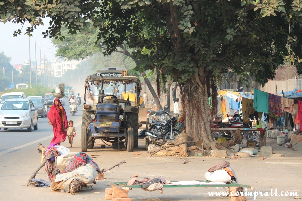 Mother, daughter, family, tractor, tents, New Delhi, road