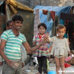 Father, daughters, family, tents, New Delhi, road